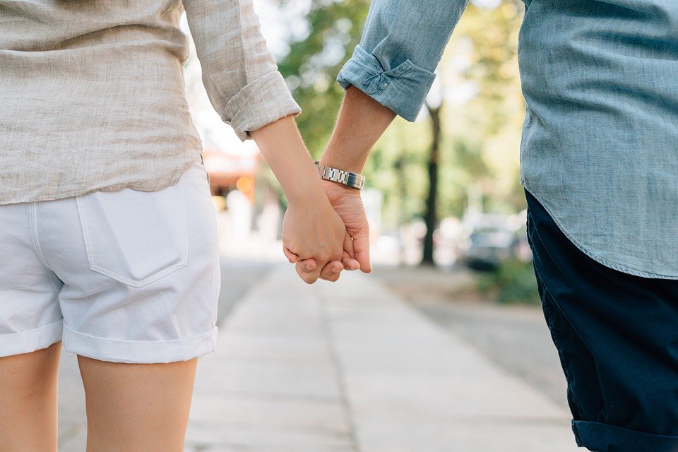 couple holding handscouple holding hands